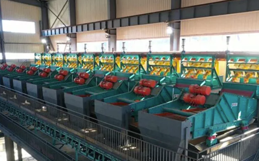 صورة تعرض الشاشات الدقيقة المستخدمة في معالجة مياه الصرف الصحي ، وتسلط الضوء على دورها في تصفية الجسيمات الصغيرة وتحسين كفاءة النظام.